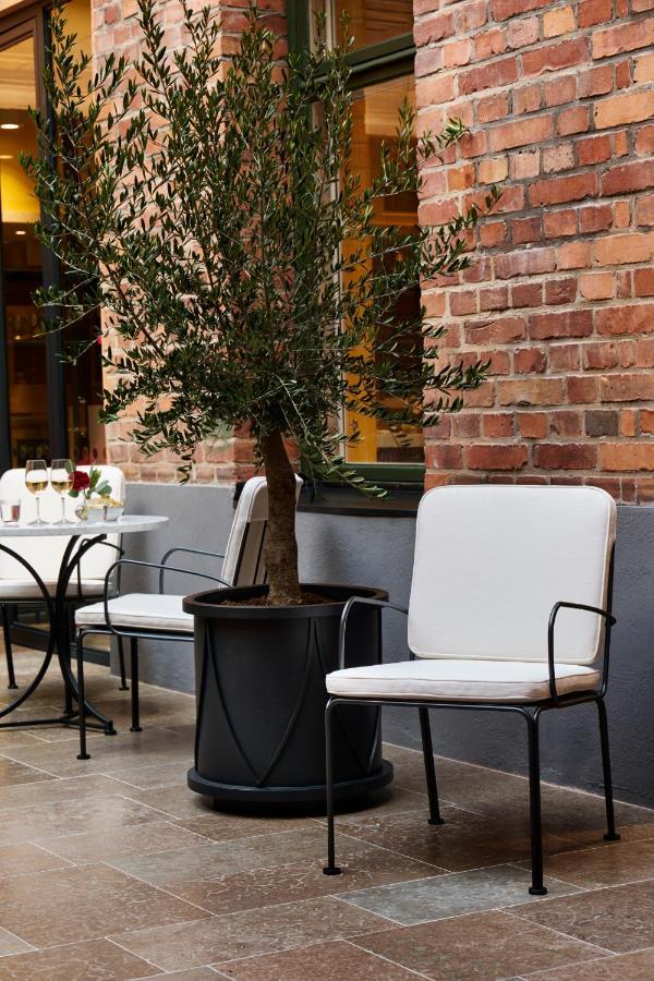 Villa Dagmar Стокхолм Екстериор снимка A patio with a small olive tree