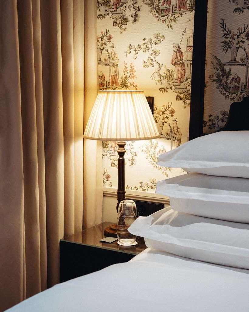 Villa Dagmar Стокхолм Стая снимка A pleated lampshade